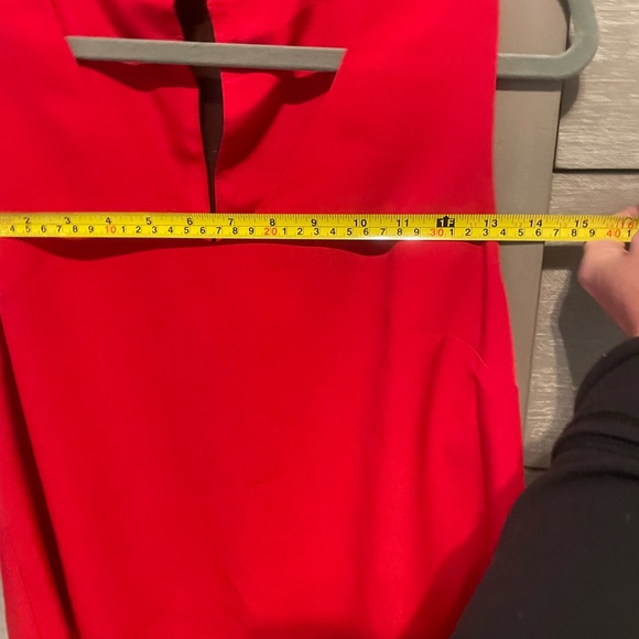 Halston sleeveless choker top with keyhole. - Picture 5 of 6